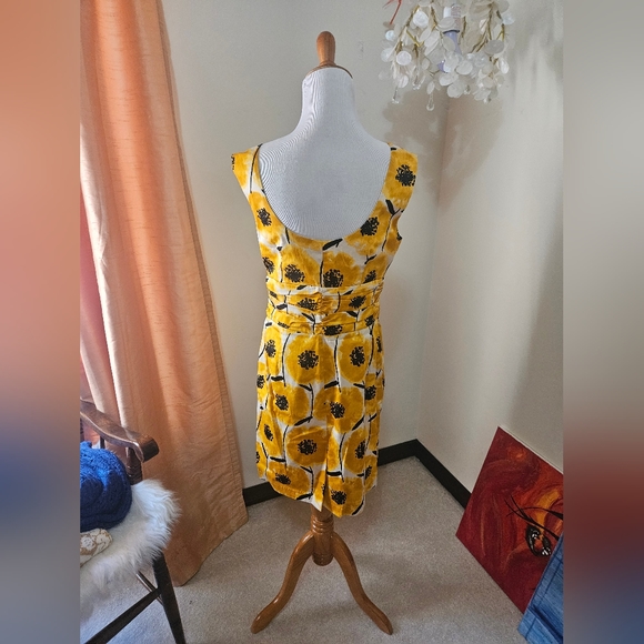 Flowered Pencil Dress❤️ flattering!! - Picture 4 of 5